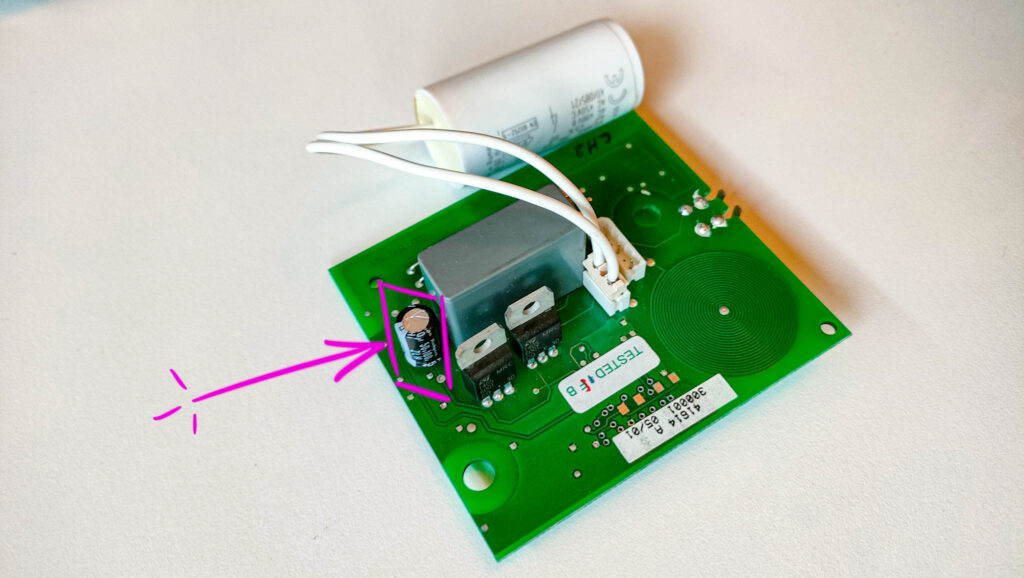 Carte électronique de volet roulant Bubendorff contenant un condensateur en panne