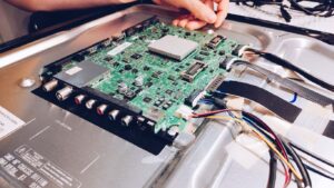 Carte mère de TV SAMSUNG UE46ES8000S sur laquelle le composant BGA et son radiateur de dissipation thermique sont visibles