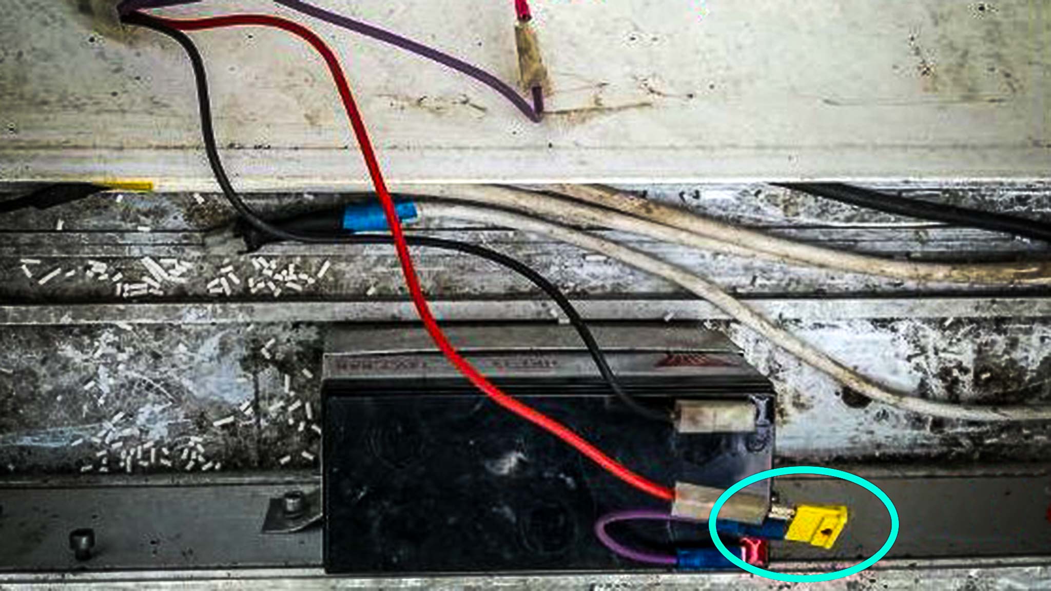 Un fusible relié à une batterie d'abri de piscine