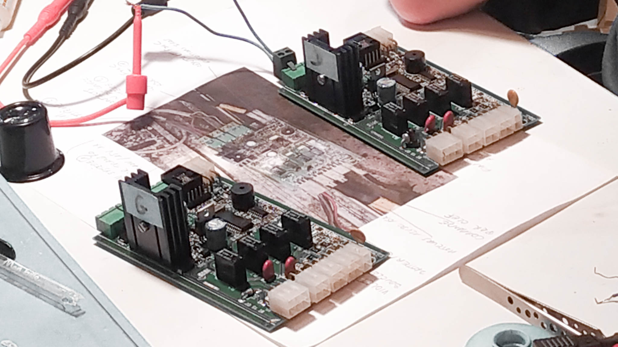 Jeu de cartes électronique Abrisud d'un abri de piscine en train d'être diagnostiqué