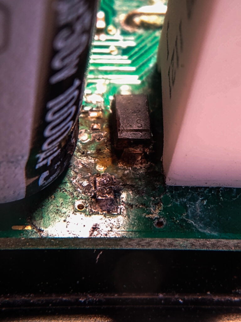 Les cartes électroniques doivent être placées dans un environnement sec et hermétique