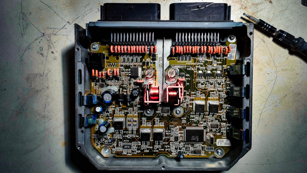 Cette carte électronique gère le pilotage d'un module frigorifique de la marque CARRIER, modèle XARIOS 200. Cet équipement embarqué sur une camionnette sert à produire du froid positif 0°c à 5°c. Les deux relais servant à alimenter en 12V le module ont été identifiés et remplacés par l'équipe de CITY-Électronique.