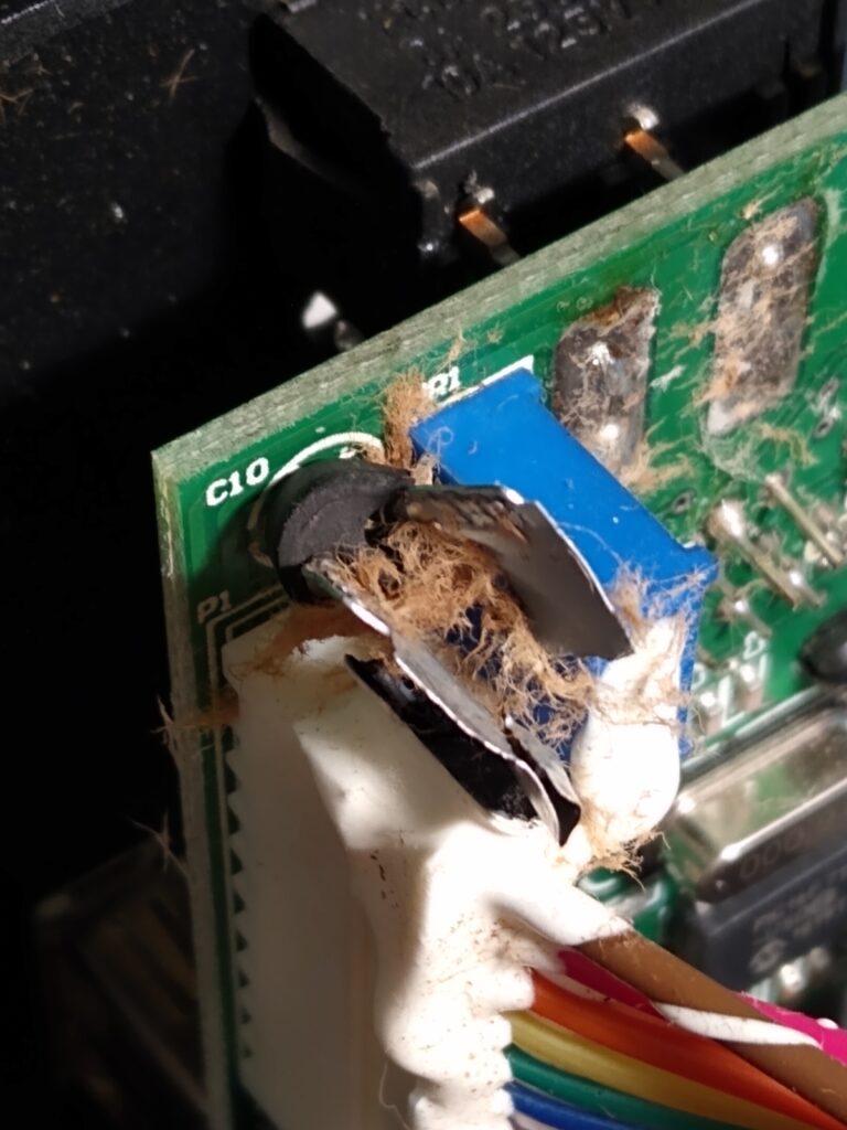 UNI3000P Les composants défectueux détectés sont : Les ECAP se sont cassés, ont fui et ont explosé. Les MOSFET et les diodes sont suspectés.
