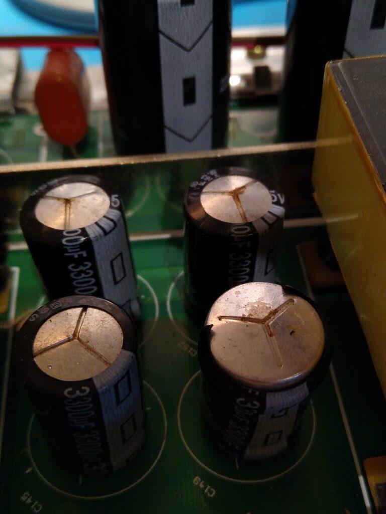 UNI3000P Les composants défectueux détectés sont : Les ECAP se sont cassés, ont fui et ont explosé. Les MOSFET et les diodes sont suspectés.