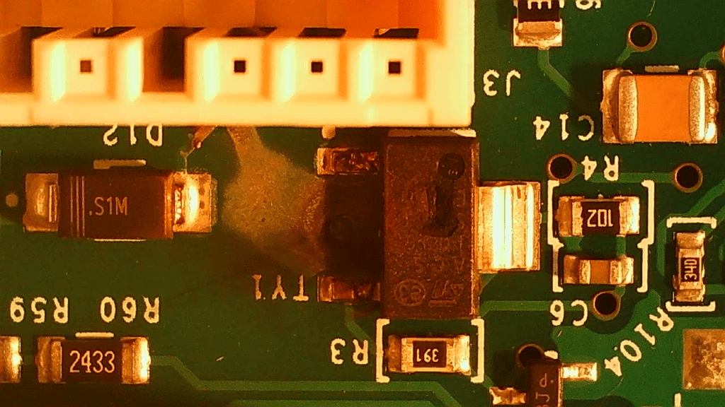 Brandt BWF618DS LAVE LINGE 18kg Les composants défectueux détectés sont : Trace brûlée. Diode Zener cassée. SMPS suspecté. Module IGBT cassé. MCU suspecté.