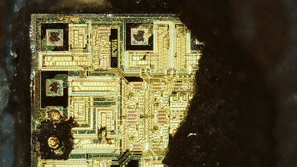 GAGGENAU. Les composants défectueux détectés sont : Multiplexeur cassé. PCB brûlé. Oxydation sur le PCB. MCU suspecté. Les composants sans défauts sont : Régulateur linéaire ok.