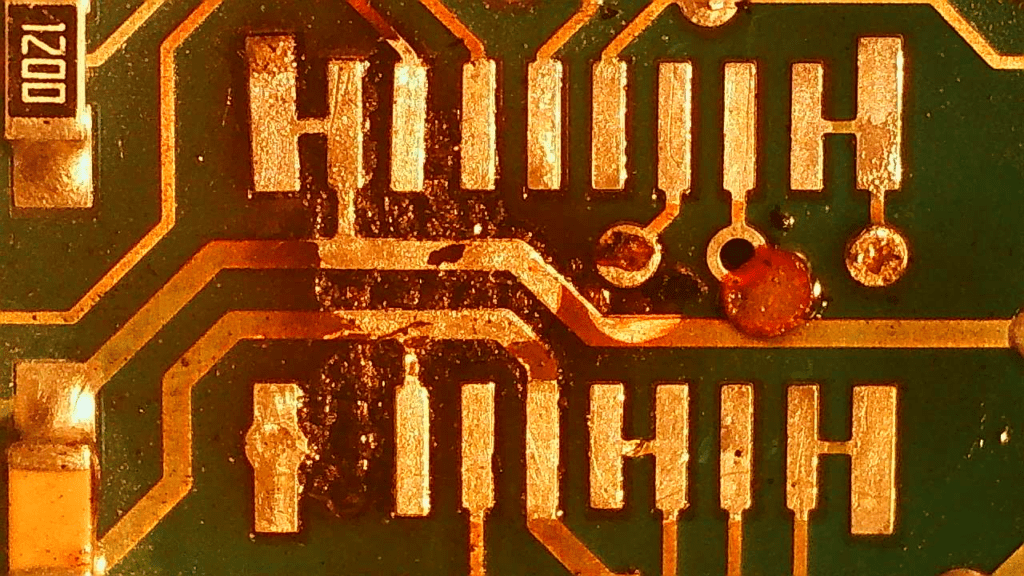GAGGENAU. Les composants défectueux détectés sont : Multiplexeur cassé. PCB brûlé. Oxydation sur le PCB. MCU suspecté. Les composants sans défauts sont : Régulateur linéaire ok.