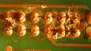 GAGGENAU. Les composants défectueux détectés sont : Multiplexeur cassé. PCB brûlé. Oxydation sur le PCB. MCU suspecté. Les composants sans défauts sont : Régulateur linéaire ok.
