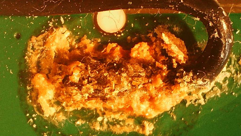ACOVA Les composants défectueux détectés sont : Oxydation sur le PCB. Boutons cassés. Traces et vias suspectés.