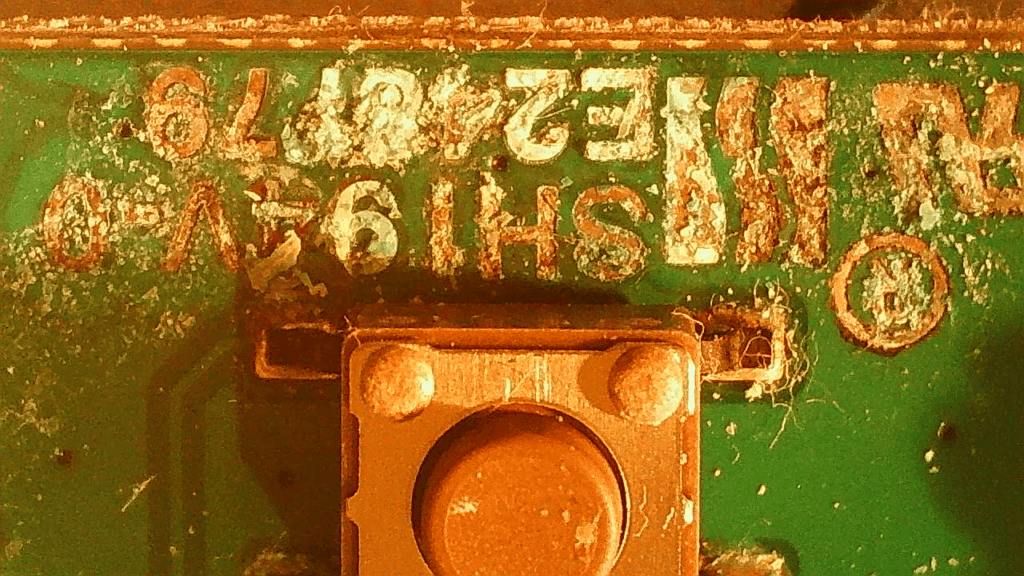 ACOVA Les composants défectueux détectés sont : Oxydation sur le PCB. Boutons cassés. Traces et vias suspectés.