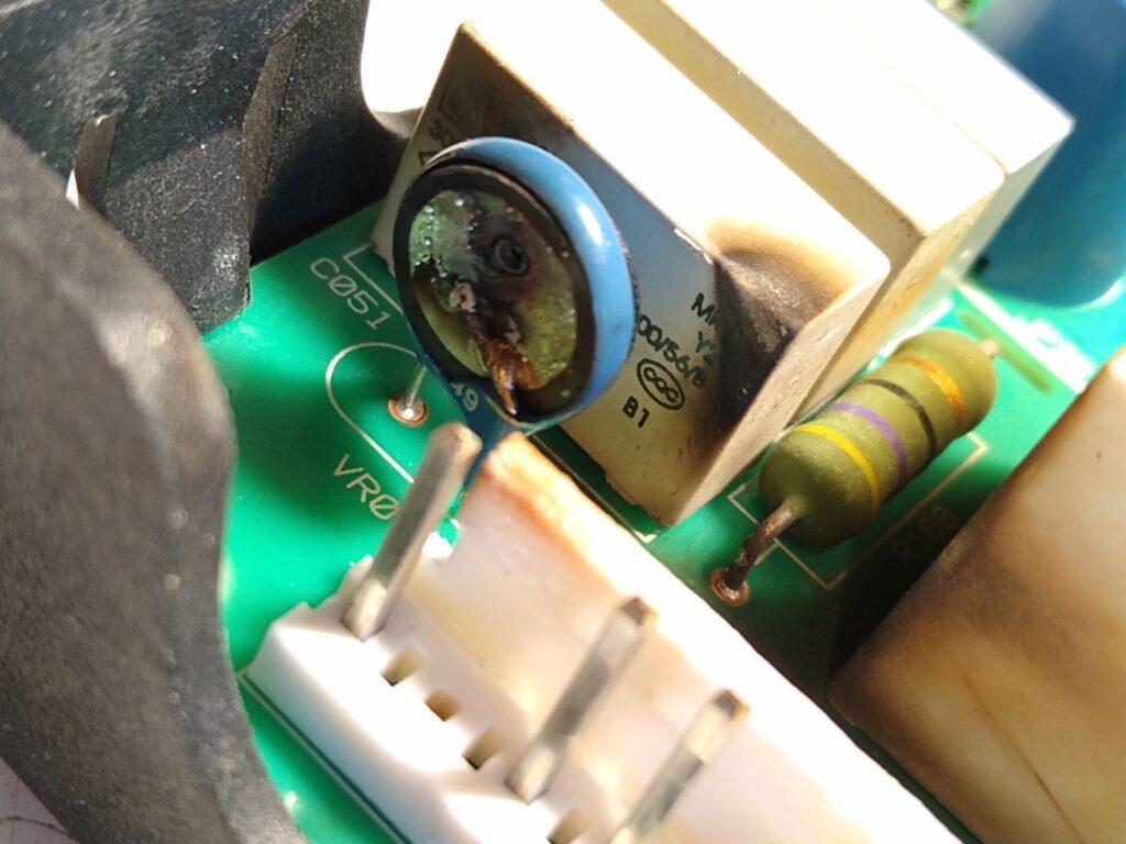 Beeper off road R3 (GYROPODE) Les composants défectueux détectés sont : Le PCB a grillé, les pads cassés. Les MOSFET cassés. Les drivers MOSFET cassés. Le Contrôleur SMPS cassé. Le MCU suspecté.