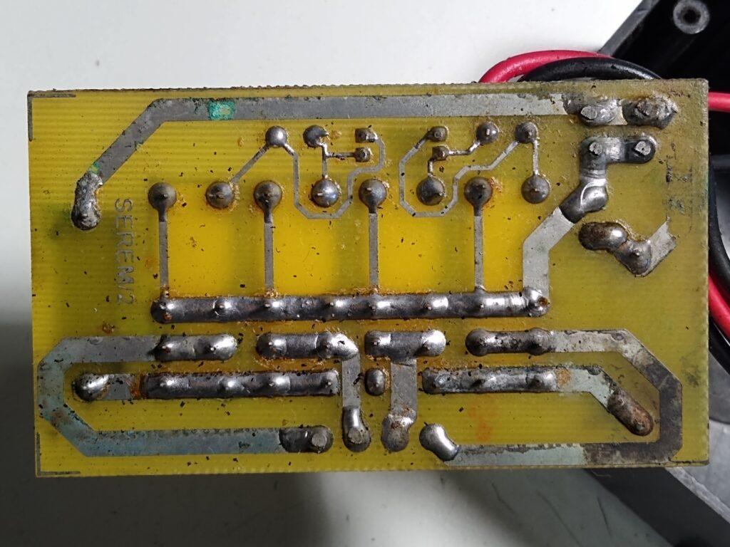 Vue de la carte électronique Gamme ClicRoll SM15 montrant les borniers et les traces oxydées.