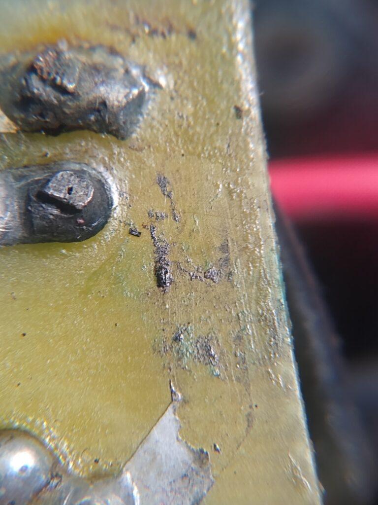 Vue détaillée de la carte électronique Gamme ClicRoll SM15 montrant l'oxydation au niveau du circuit électrique.