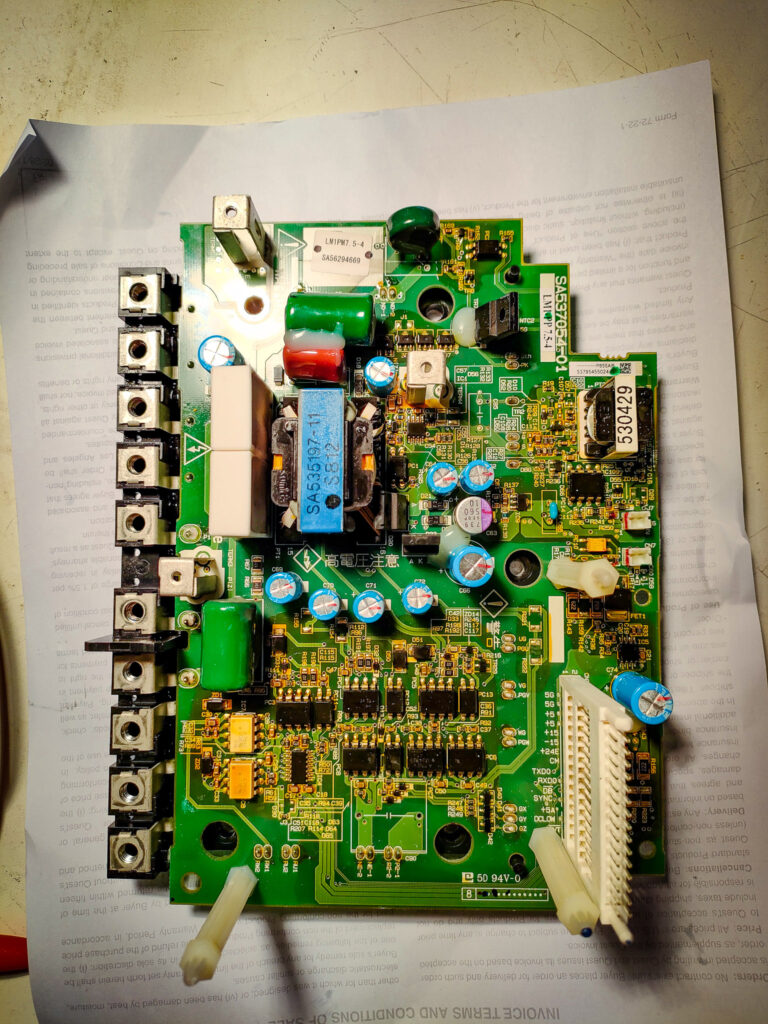 Vue de dessus du module IGBT d'un variateur de puissance pour ascenseur.
