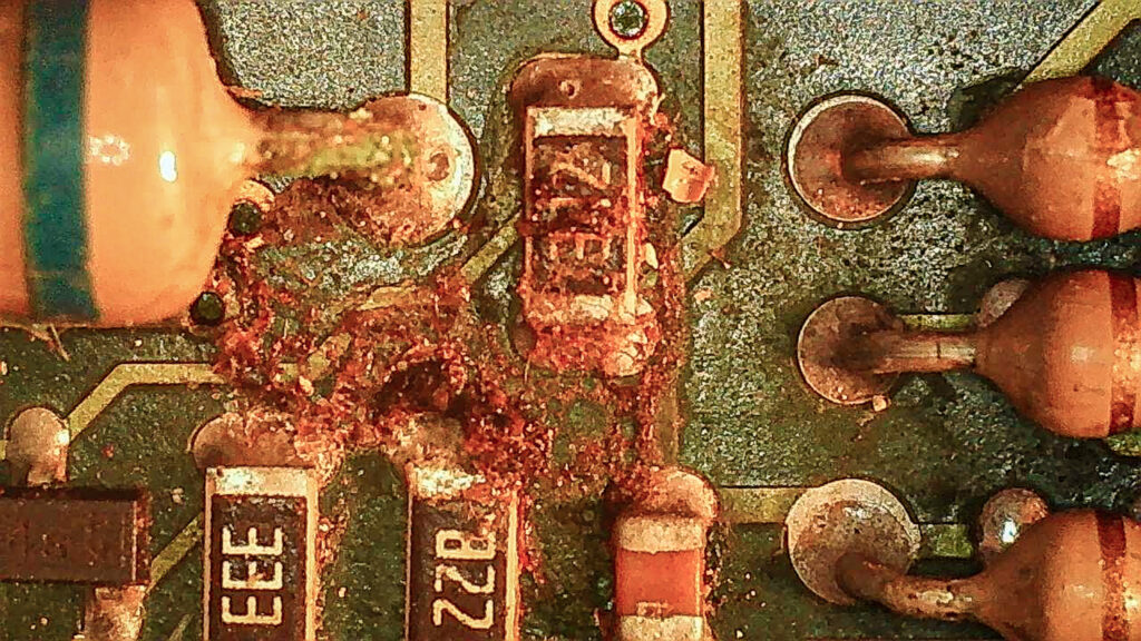 +30m. Diag. Oxydation, nappe et traces d'eau sur le PCB. Vias cassés. ECAP cassés. 1h pour réparer.