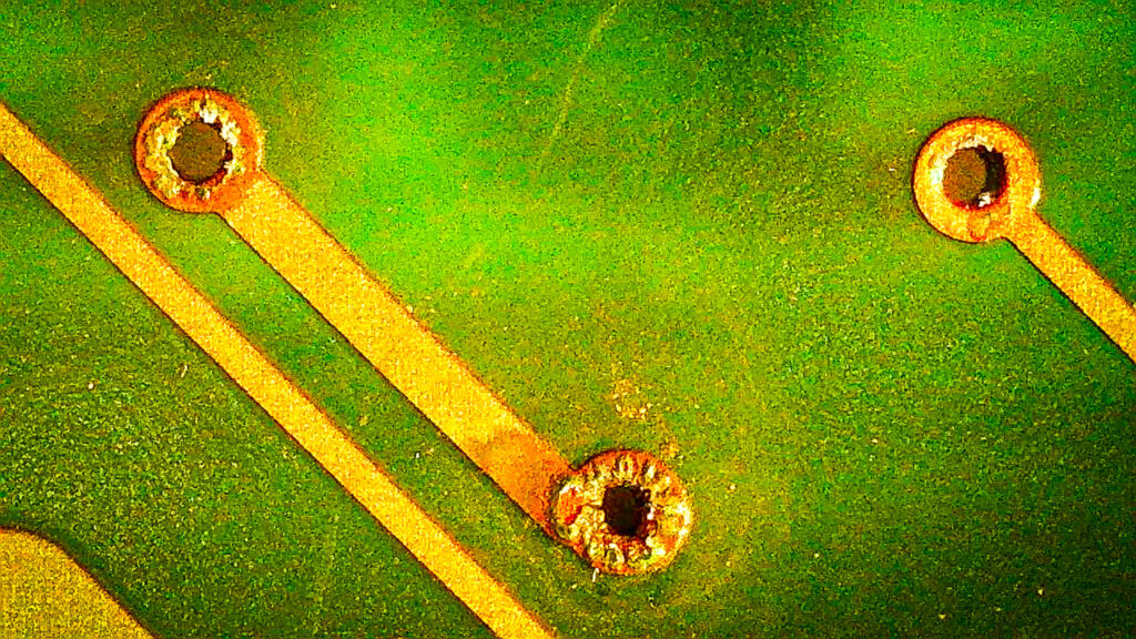 +30m. Diag. Oxydation, nappe et traces d'eau sur le PCB. Vias cassés. ECAP cassés. 1h pour réparer.